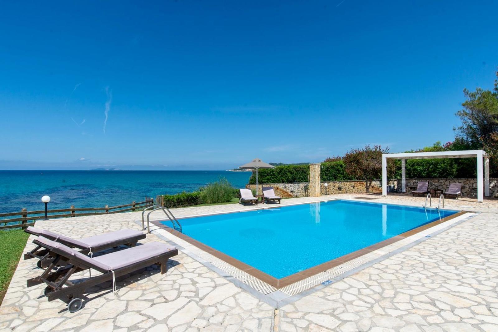 Beachfront Villa Victoras - With Private Beach Sidárion Eksteriør billede